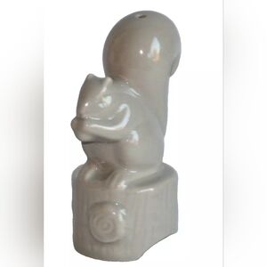 Porcelain squirrel pie vent